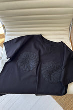 Load image into Gallery viewer, Daisy tee - Black
