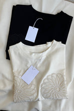 Load image into Gallery viewer, Daisy tee - Black
